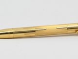 un stylo posé sur une surface blanche