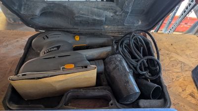 une boîte contenant des outils posée sur une table