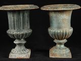 deux vases placés côte à côte sur un fond noir