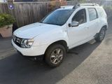 une photo d'une Dacia blanche garée dans un parking
