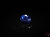 un saphir bleu sur un fond noir