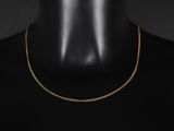 un collier à chaîne en or sur un mannequin mannequin mannequin mannequin mannequin mannequin mannequin mannequin mannequin mannequin