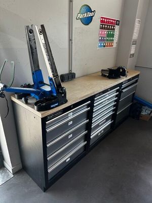 un établi sur lequel sont posés des outils dans un garage