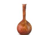 un petit vase posé sur une surface blanche