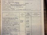 un vieux document est posé sur une table en bois