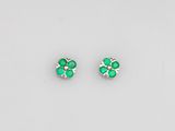 une paire de boucles d'oreilles en émeraude et en or blanc