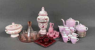 beaucoup d'objets roses et blancs posés sur la table
