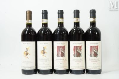 six bouteilles de vin rouge sont alignées sur une surface blanche