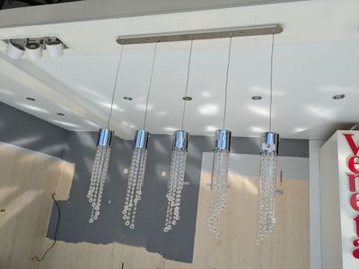 un grand lustre suspendu au plafond d'un restaurant