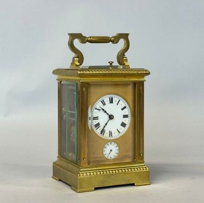 une horloge en or posée sur une table