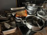 le nombre de casseroles et de poêles qui se trouvent sur une table