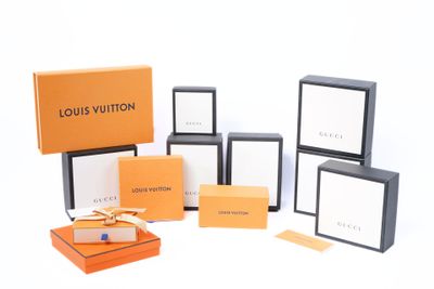 boîtes-cadeaux Louis Vuitton ornées d'un ruban doré et d'un ruban