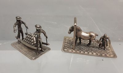 deux figurines représentant un homme et un cheval posées sur une table