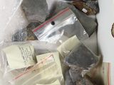 une boîte remplie de cailloux et d'autres objets