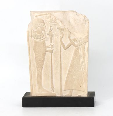 sculpture représentant un homme et une femme sur un socle, avec un fond blanc