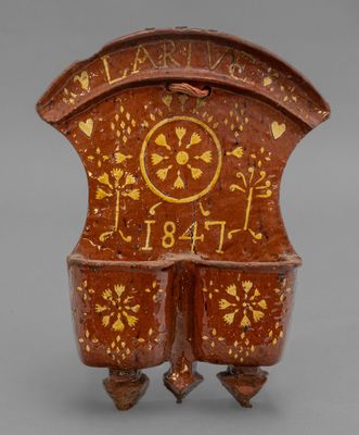 une vieille boîte en bois portant une inscription, posée sur une table