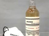 une photo d'une bouteille d'alcool posée sur une table à côté d'un sac