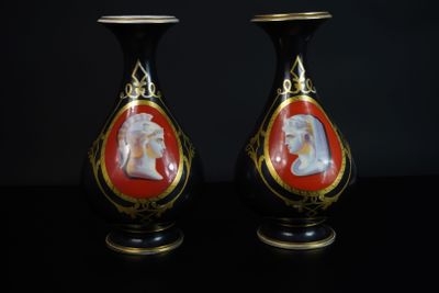 deux vases sur lesquels figurent les portraits d'un homme et d'une femme