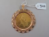 une pièce d'or avec l'image d'une femme dessus