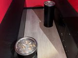 un banc noir et une table noire dans une pièce rouge