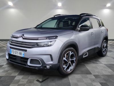 le nouveau suv de citrole est garé dans une salle d'exposition