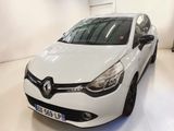 la voiture blanche est garée dans le garage de l'immeuble