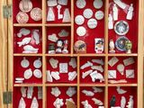 une vitrine en bois contenant de nombreux objets divers