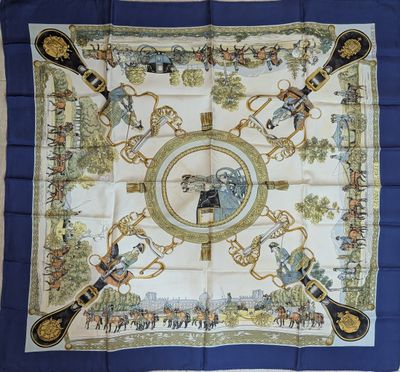 un foulard carré bleu et blanc sur lequel figure l'image d'un homme à cheval