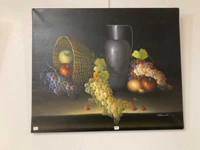 un tableau représentant des raisins, des pommes et un vase accroché au mur