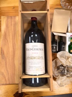 une bouteille de vin dans un coffret en bois posé sur un comptoir