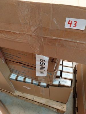 une boîte en carton posée sur un carton