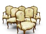 six chaises anciennes avec un revêtement à motifs floraux, un revêtement à motifs floraux, un revêtement à motifs floraux, un revêtement à motifs floraux, un revêtement à motifs floraux, un revêtement à motifs floraux, un revêtement à motifs floraux, un revêtement à motifs floraux, un revêtement à motifs floraux