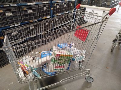 un caddie rempli de courses dans un magasin