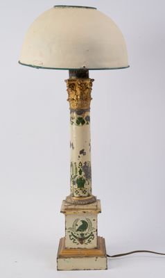 une lampe posée sur une table