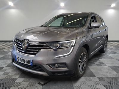 l'avant d'un SUV Renault Kad argenté garé dans un garage