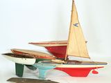 trois petits bateaux posés sur une table