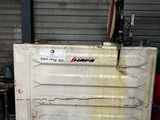 un réfrigérateur blanc posé dans un garage, avec un vélo posé dessus