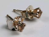 une paire de boucles d'oreilles posée sur une table