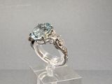 une bague sertie d'une topaze bleue et de diamants blancs