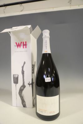 une bouteille de vin à côté d'un carton de vin