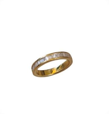 DEMI ALLIANCE en or jaune (18K, poinçon tête d'aigle) sertie…