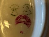 un bol blanc avec un dessin sur une table
