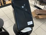 un ordinateur portable posé sur un tabouret dans un magasin