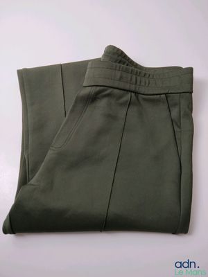 pantalon de costume vert olive pour homme sur fond blanc