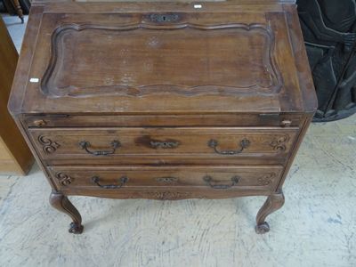 Un secrétaire de style Louis XV à deux tiroirs