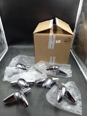 une boîte contenant tout un tas d'objets en argent