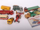 un grand nombre de voitures et de camions jouets posés sur une table