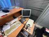 un bureau sur lequel se trouvent un clavier, une souris et un écran
