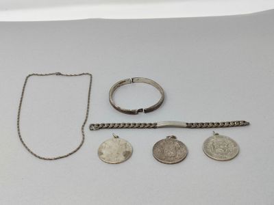 beaucoup de bijoux en argent sur une surface blanche