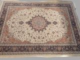 un tapis oriental avec un motif de médaillon sur fond blanc